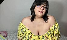 इस अमेचुर वीडियो में विशाल स्तन और घर का सेक्स