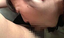 बस्टी अमेचुर गर्लफ्रेंड एक गंदा ब्लोजॉब देती है और अपने स्तनों को खेलती है।